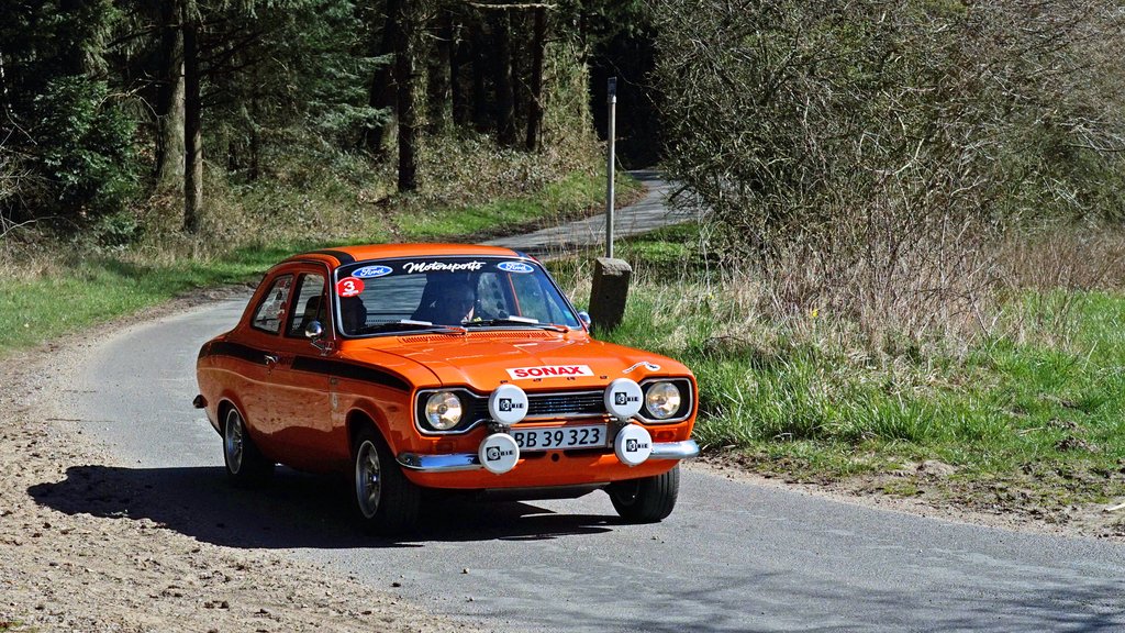 Aarhus Automobil Sport-køreren, Finn Kristensen der, sammen med Erik Rasmussen, aktuelt ligger på en 3. plads om Danmarksmesterskabet i Expert-klassen, ses her i den fine Ford Escort Mexico, årgang 1973, i årets første afdeling af mesterskabet
(Foto: Viggo Johansen, rallypics.dk)